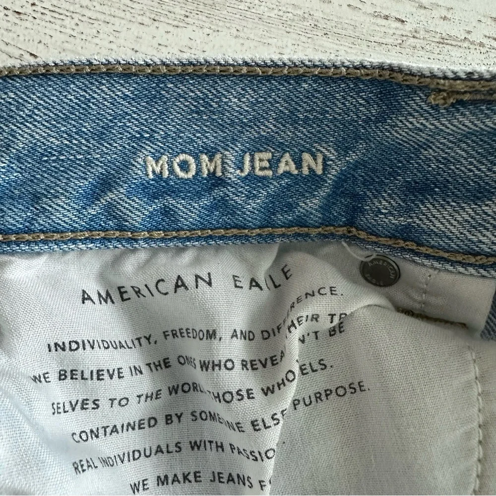 AMERICAN EAGLE Mom Jeans High Rise Cut Off Light Wash Denim Shorts 4